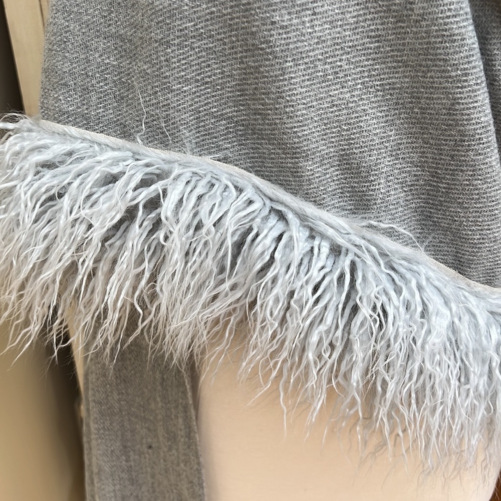 2 Chic Gorgeous Light Gray Wrap - image 5